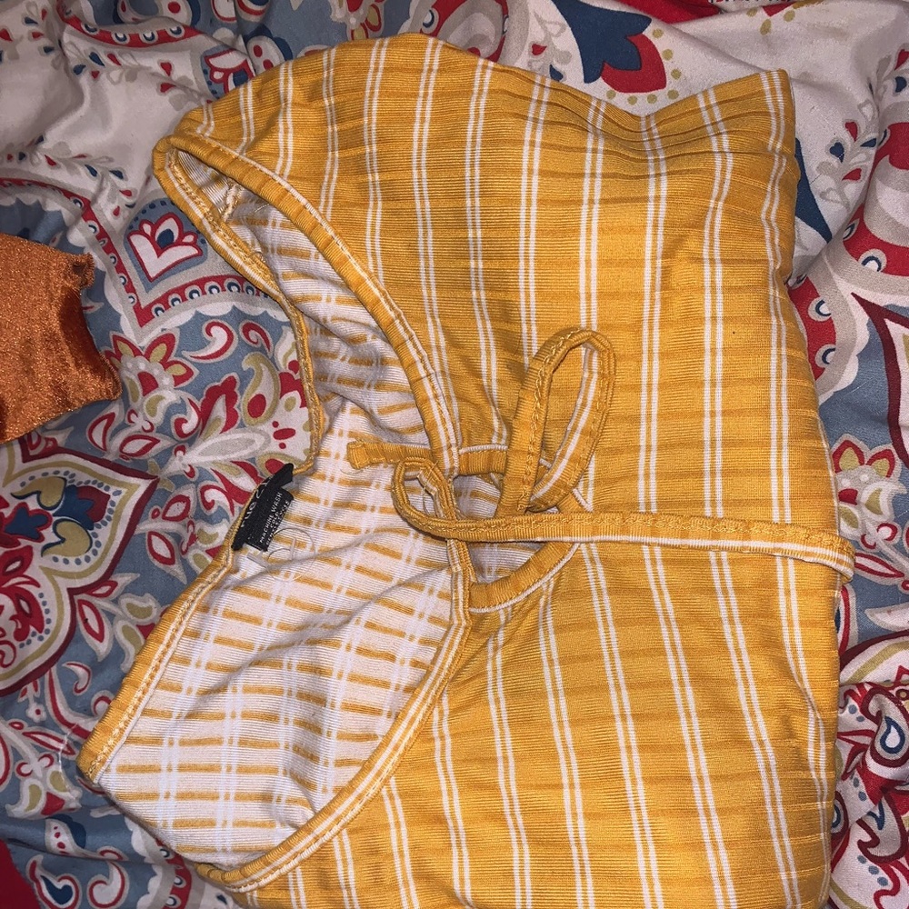 Long sleeve yellow striped crop top